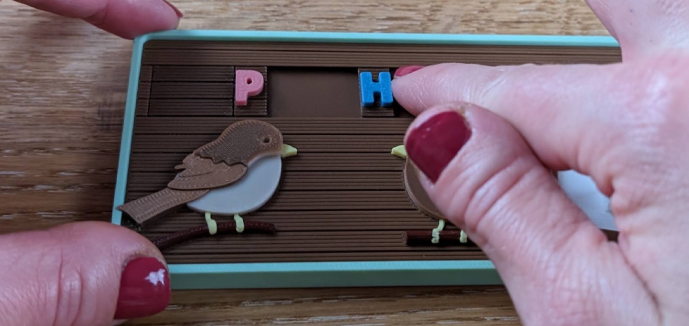 Buchstaben in die Leiste einschieben